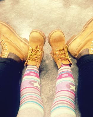 Hay cũng có khi họ sẽ rủ các em bé để cùng "tự sướng" như thế này với 2 đôi giày "tông xuyệt tông".