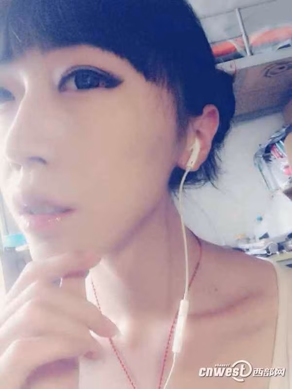 Cho dù trong chương trình tạp kỹ, ca nhạc hoặc trong các buổi biểu diễn Games Cheerleading, việc Lý Uyên xuất hiện trong bộ dạng một cô gái xinh đẹp luôn nhận được sự cổ vũ nhiệt liệt và cực kỳ được mong đợi từ cả hai phái nam và nữ.