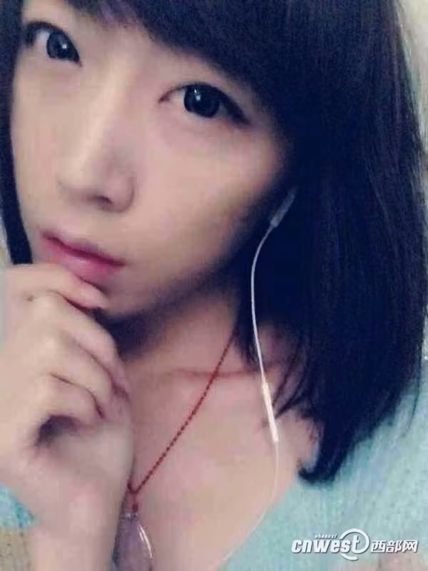 Lý Uyên có một tủ quần áo gần như chỉ toàn là đồ của con gái, và khá quyến rũ, chàng sinh viên này chiếm được cảm tình của rất đông người. Tuy nhiên, bên cạnh đó cũng có những người kỳ thị bộ dạng "chẳng giống ai" của anh chàng nhưng Lý Uyên lại rất bình thản.