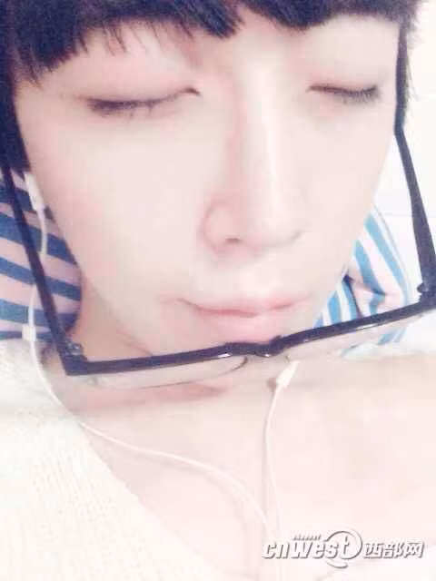 Những hình ảnh của Lý Uyên thu hút được đông đảo sự chú của cộng đồng mạng. Có rất nhiều người khen ngợi tài giả trang của anh chàng, thậm chí còn có cả bình luận khuyên anh chàng đi phẫu thuật chuyển giới.