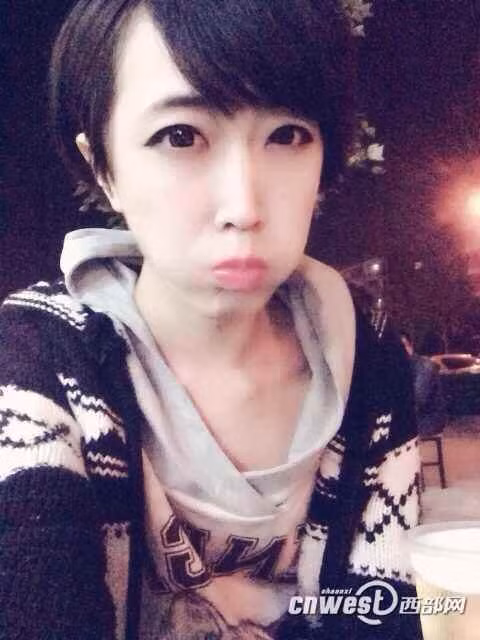 Lý Uyên tuy là nam giới nhưng lại sở hữu nước da trắng ngần mịn màng, môi chúm chím, mũi cao thẳng, đôi mắt to và khuôn mặt V-line. Chính vì những đường nét có sẵn đó mà khi trang điểm vào Lý Uyên không khác gì một cô gái thời thượng.