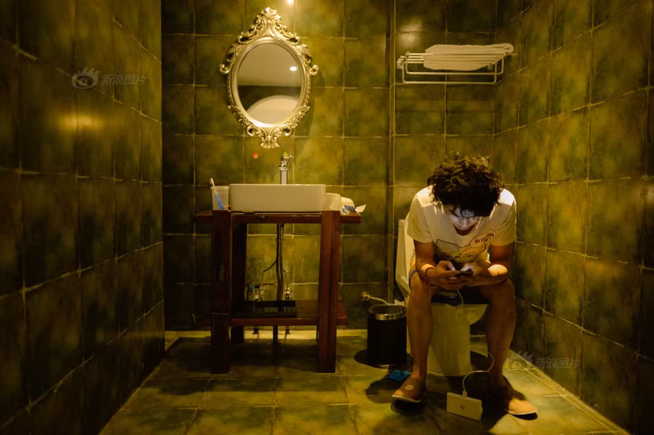 Độc lập và cô đơn là những gì người xem có thể cảm nhận khi chỉ thoáng nhìn bức ảnh. Ngay cả khi vào phòng vệ sinh chàng trai Đan Đan cũng không quên mang điện thoại và cả cục sạc để có thể duy trì cuộc nói chuyện với các bạn của mình. Bức ảnh gợi nhiều suy ngẫm cho người xem.