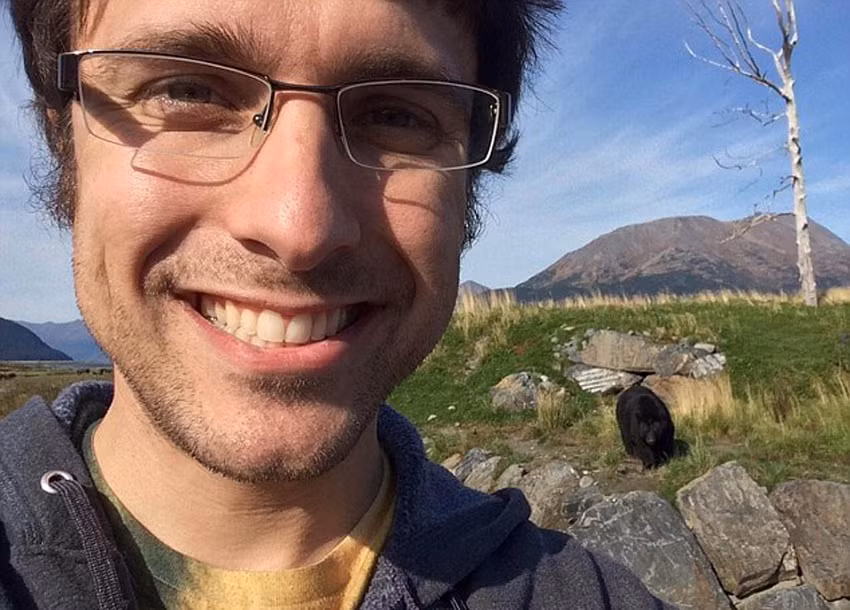 Có lẽ ban quản lý khu vực nên sửa lại quy định cấm chụp ảnh với gấu để bảo vệ du khách và cũng là nâng mức độ an toàn lên cao nhằm tránh những tai nạn đáng tiếc.