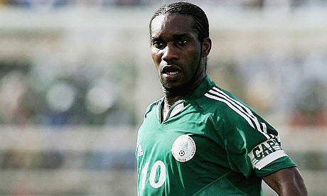 Jay-Jay Okocha (Nigeria): là người góp công lớn trong chiếc HCV môn bóng đá nam Olympic 1996 của Nigeria. Nhưng sau đó ngôi sao của Bolton đã bị cáo buộc khai giảm tới 10 tuổi để được tham dự Olympic Atlanta. Ảnh: theguardian.
