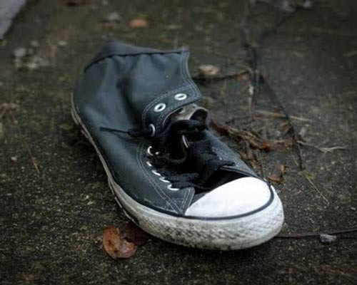  Ném giày tìm bạn đời. Vào ngày Giáng sinh, những ai độc thân sẽ đứng quay lưng về phía cửa nhà và ném một chiếc giày qua vai. Nếu mũi giày hướng vào cửa nghĩa là người đó sẽ sớm tìm được bạn đời và kết hôn. Nếu giày quay gót vào cửa, họ vẫn tiếp tục sống cô đơn.