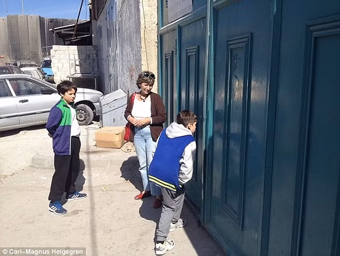 Leo và Frank được đến thăm các địa điểm từng xảy ra chiến sự ác liệt...