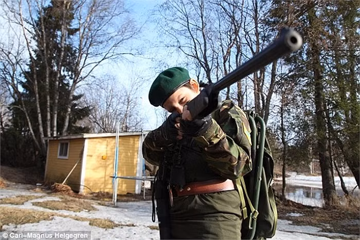 Cậu con trai cầm thử khẩu súng trong chuyến đi.