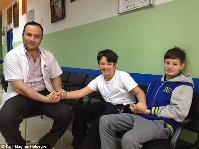 Nói chuyện với các bác sĩ về những hậu quả do chiến tranh để lại.