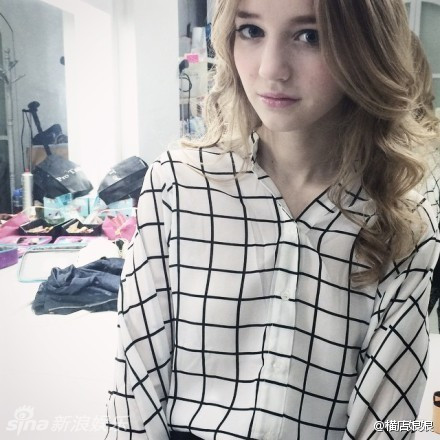 Xem thêm một số bức ảnh khác về "hot girl tàu điện ngầm" đang được cư dân mạng Trung Quốc yêu thích.