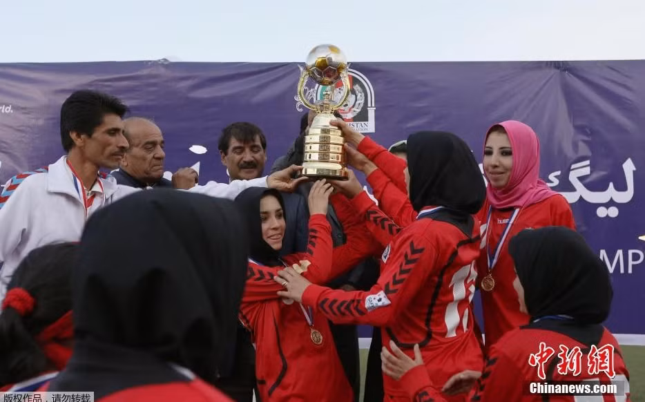 Hình ảnh các cô gái trong một đội tuyển bóng đá nữ ở Afghanistan đoạt chức vô địch trong niềm hân hoan khiến người xem khác ngạc nhiên.