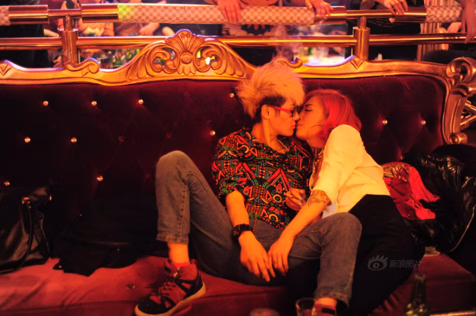 Những giây phút rỗi rãi khi không phải lên hát, Zhou và Lin thường bám dính lấy nhau và trao nhau những nụ hôn nóng bỏng và có những cử chỉ, hành động hết sức gần gũi.