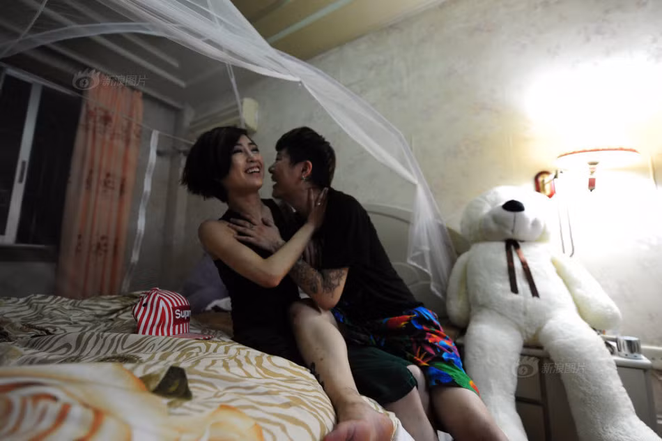 Tối đến, hai người vui vẻ cười đùa trước khi đi ngủ.