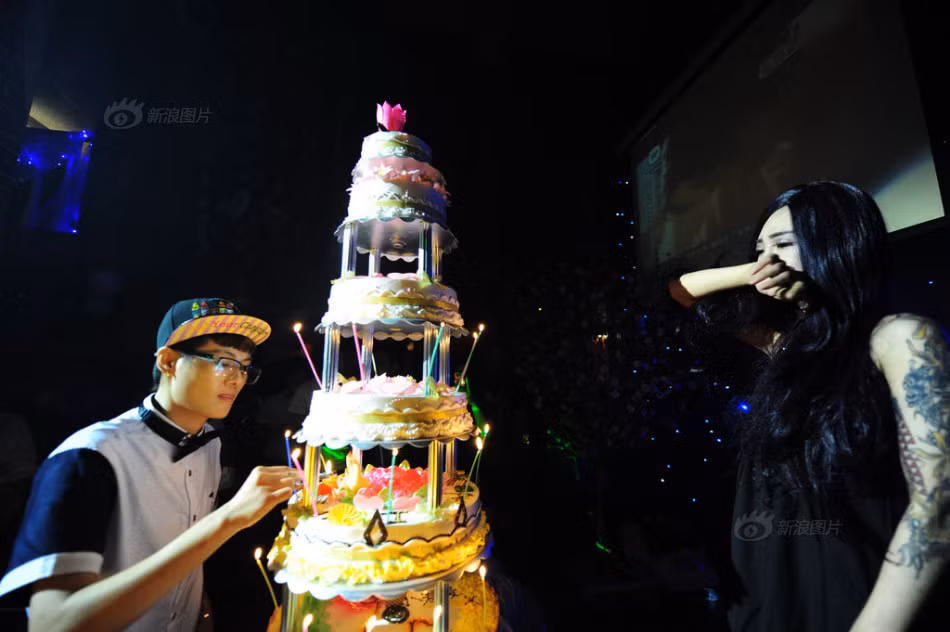 Vào ngày sinh nhật của mình, Zhou đã rất xúc động khi Lin bày tỏ tình yêu của mình với Zhou và cầu hôn cô ấy trước sự chứng kiến của đông đảo bạn bè.