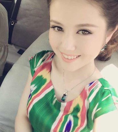 Y Minh Giang xuất thân trong một gia đình truyền thống làm cảnh sát. Không ngoại lệ, cô gái Y Minh Giang lớn lên cũng thi vào trường cảnh sát, sau khi tốt nghiệp Minh Giang công tác tại Tổng đội huấn luyện cảnh sát đặc nhiệm.