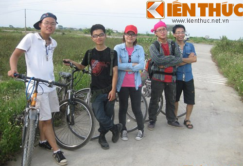 Đặng Xuân Trường (áo đen, thứ hai từ bên trái sang) cùng các bạn phượt trong một lần chinh phục các cung đường.