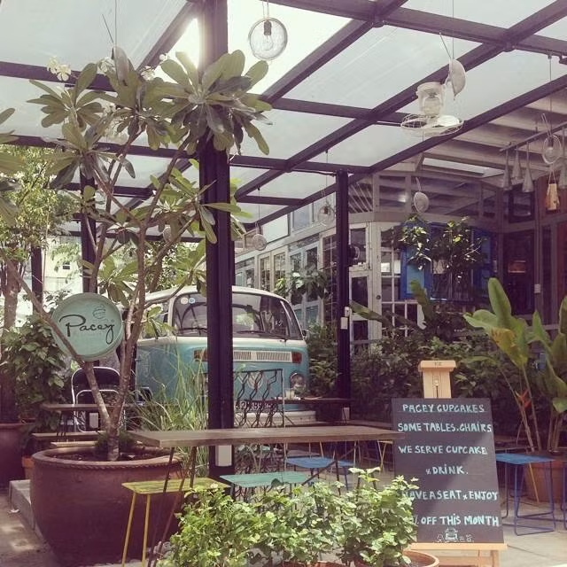 Kế đến là xe bánh cupcakes ngoài trời. Bánh rất ngon như tên tuổi của tiệm, song vì hình thức bán như vậy khiến một số khách bị muỗi cắn bởi xung quanh cây cối khá um tùm và không có máy lạnh...