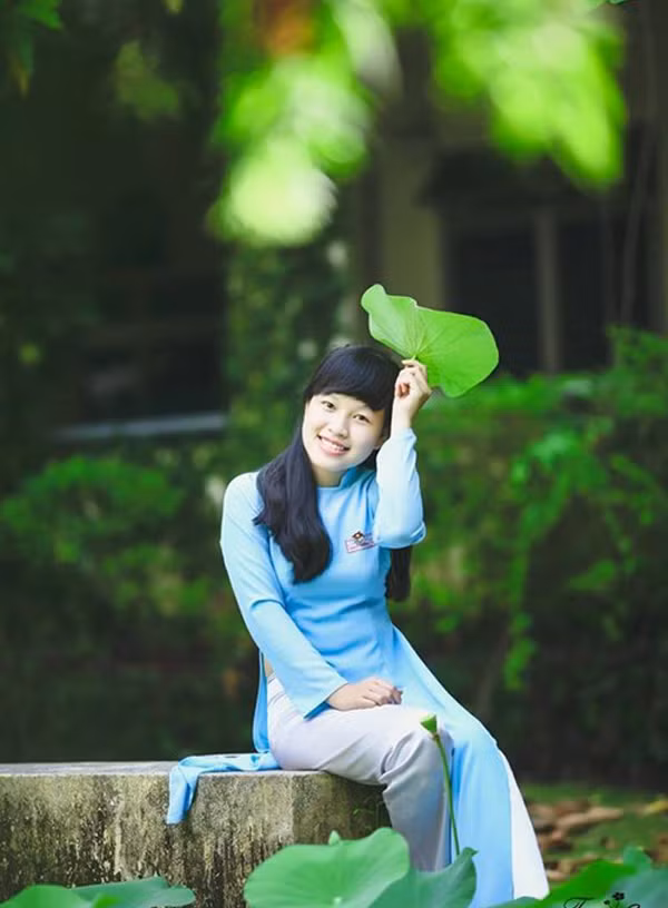 Không chỉ duyên dáng, cô bạn còn sở hữu một thành tích học tập khủng: 4 lần đạt giải nhất kỳ thi học sinh giỏi môn Sử cấp thành phố, huy chương Bạc Olympic 30/4 môn Sử và giải 3 môn Sử quốc gia. Với thành tích khủng, Nguyễn Thùy Dương được đặc cách tuyển thẳng đại học nhưng cô vẫn thi đại học và trở thành thủ khoa.