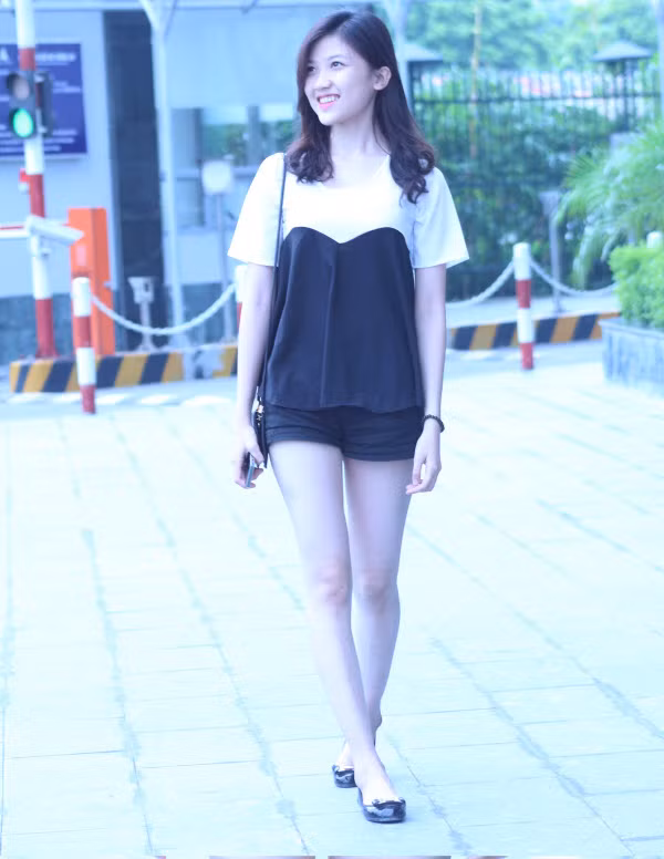 Không chỉ học giỏi, Huyền thanh còn gây ấn tượng bởi khuôn mặt xinh như nguyệt, làn da trắng ngần và chiều cao lý tưởng 1m71, cùng đôi chân dài miên man.