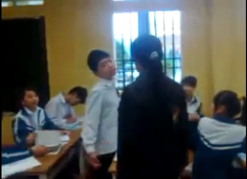 Nam sinh liên tiếp "bật" lại cô giáo của mình với lời lẽ vô lễ.