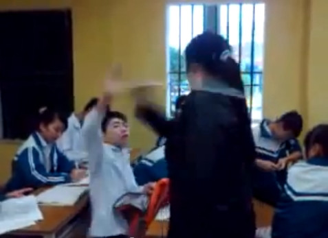 Cao trào của sự việc, khi nam sinh xúc phạm cô giáo, khiến cô mất bình tĩnh.