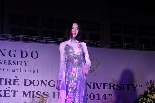 Sau các phần thi áo dài, tài năng và ứng xử, Vũ Thị Ngọc đã vượt qua 19 thí sinh ở vòng chung kết diễn ra hôm 23/3 vừa qua, giành danh hiệu Hoa khôi của trường ĐH Đông Đô. Ảnh: NVCC.