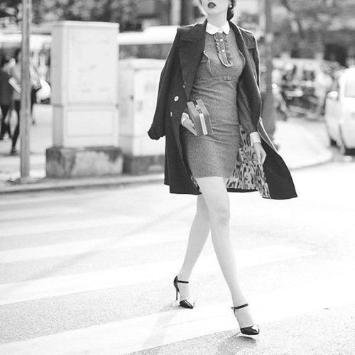 Ngoài thời gian học ở trường, cô sinh viên năm cuối khoa Ngoại ngữ này còn "đá chéo sân" với vai trò là người mẫu độc quyền của công ty MTS Việt Nam.