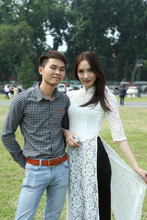 Với lợi thế chiều cao của mình, nữ sinh xinh đẹp này khiến cánh mày râu phải ngại ngùng khi đứng cạnh.