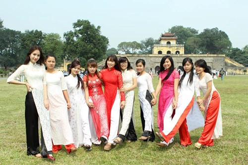 Khoảnh khắc lưu giữ kỷ niệm cùng với bạn bè trong lớp của tân hoa khôi trước khi ra trường.