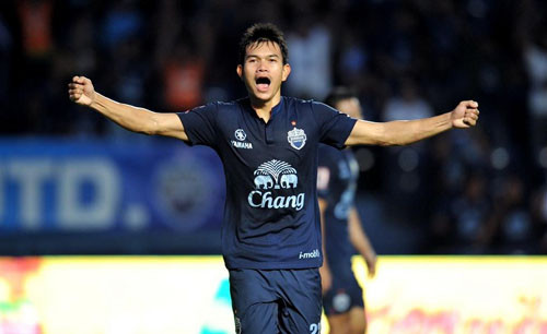 Tiền đạo Adisak Kraisorn (Thái Lan): Không phải sự lựa chọn số 1 của Thái Lan trên hàng tấn công nhưng Kraisorn luôn biết cách tỏa sáng khi được HLV Kiatisuk trao cơ hội. Trận thắng Malaysia 3-2 là trận đấu xuất sắc nhất của Kraison khi anh vào sân và lập cú đúp.