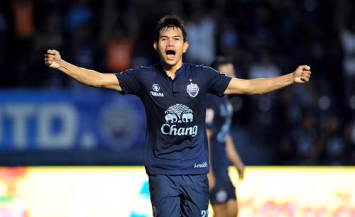 Tiền đạo Adisak Kraisorn (Thái Lan): Không phải sự lựa chọn số 1 của Thái Lan trên hàng tấn công nhưng Kraisorn luôn biết cách tỏa sáng khi được HLV Kiatisuk trao cơ hội. Trận thắng Malaysia 3-2 là trận đấu xuất sắc nhất của Kraison khi anh vào sân và lập cú đúp.