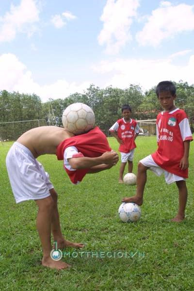 Người đang thể hiện kỹ thuật cởi áo mà không để bóng rơi là trung vệ thép Đông Triều. Ảnh: Motthegioi.