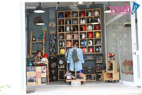 Hiện ở Nhà ga đã có gần 10 gian hàng quần áo, phụ kiện với đủ mọi dạng từ đồ tự thiết kế, hàng nhập và cả đồ handmade, thủ công, được làm từ các nguyên liệu bảo vệ môi trường.