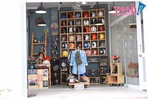 Hiện ở Nhà ga đã có gần 10 gian hàng quần áo, phụ kiện với đủ mọi dạng từ đồ tự thiết kế, hàng nhập và cả đồ handmade, thủ công, được làm từ các nguyên liệu bảo vệ môi trường.