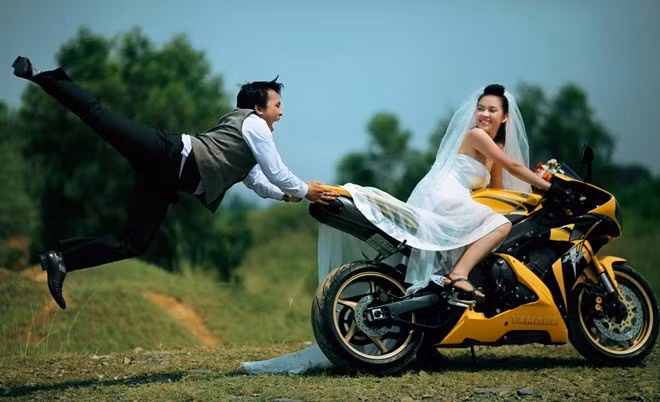 Sau ba năm gặp gỡ và tìm hiểu, Phương Dung và Tấn Hiếu chính thức trở thành vợ chồng. Họ có chung niềm đam mê với những chiếc mô tô phân khối lớn và phượt để khám phá những miền đất lạ.