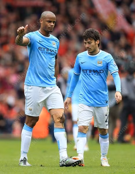 David Silva (1m70): Dù có sở hữu rất nhiều ngôi sao trong đội hình nhưng đối với ManCity thì Silva vẫn là cầu thủ quan trọng nhất. Chỉ cần nhìn vào những trận đấu ManCity thi đấu mà không có nhạc trưởng "chân ngắn" này thôi thì đảm bảo ManCity thi đấu thật nhợt nhạt, thiếu sức sống. Ảnh: Wordpress.com.