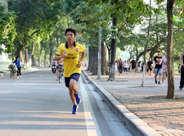 Còn nhớ năm ngoái khi toàn đội Arsenal có chuyến thăm Việt Nam, một chàng trai tên Nguyễn Xuân Tiến đã chạy theo xe của Arsenal với quãng đường là 8km. Ảnh: Datviet.