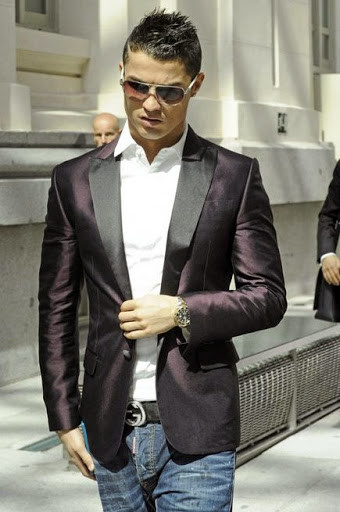 Đầu năm 2013, siêu sao người Bồ Đào Nha đã ra mắt nhãn hàng quần lót CR7 của mình và nó được rất nhiều người đón nhận. Qua việc kinh doanh này, Ronaldo đã giàu nay còn giàu thêm.