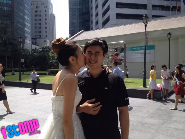 Nhiều người đã chú ý đến hành động của các cô gái và đánh giá hành động của các cô là nghiêm túc vì họ đều là các cô gái trưởng thành và rất xinh đẹp.