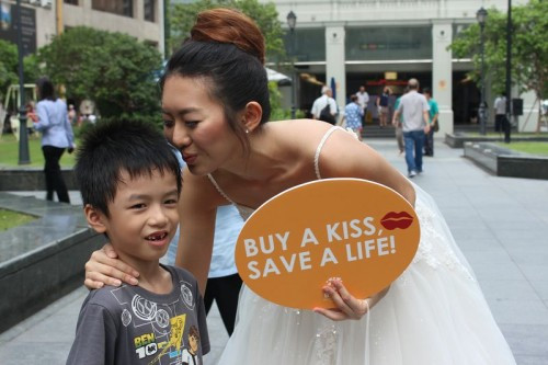 Khá nhiều người đã giúp đỡ những cô gái bằng cách ủng hộ hành động này.