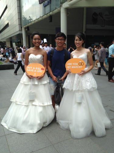 Rất nhiều chàng trai đã không bỏ lỡ cơ hội có được một nụ hôn ngọt ngào của những cô gái xinh đẹp và có tấm lòng thơm thảo này.