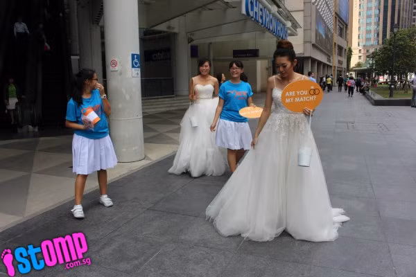 Theo những thông tin chia sẻ, đây thực chất là một hoạt động của các sinh viên một trường cao đẳng tại Singapore nhằm gây quỹ cho chương trình tài trợ tìm kiếm và điều trị những bệnh về tủy xương của họ.