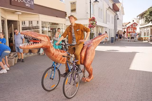 Cưỡi xe khủng long dạo phố.