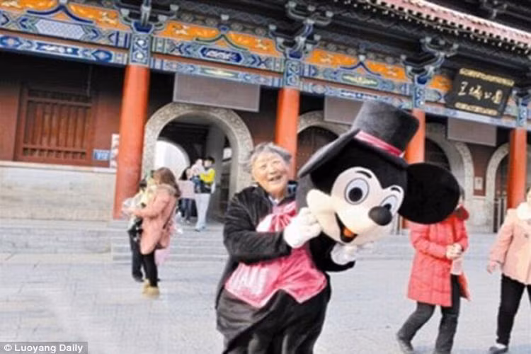 Bà Yang cùng chồng và con trai chuyển đến sống tại tỉnh Hà Nam, Trung Quốc từ năm 1987 với mong muốn có một tương lai sáng lạng hơn. Tuy nhiên, việc ly hôn giữa bà và chồng năm 1996 đã đẩy hai mẹ con bà vướng vào nhiều khó khăn. Con trai bà, Yang Guan hiện đã 40 tuổi, song với số tiền ít ỏi kiếm được mỗi tháng khiến anh khó lòng kiếm được một cô vợ như ý.