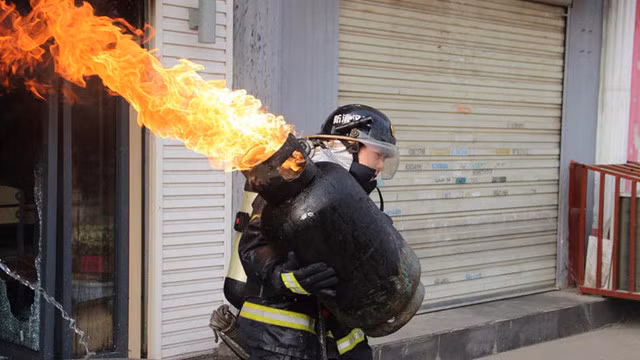 Vào tháng trước, một người lính cứu hỏa ở Vũ Hán cũng đã khiến cư dân mạng xôn xao khi hình ảnh anh lao ra khỏi một cửa hàng mang theo một bình khí ga đang bốc lửa ngùn ngụt được tung lên mạng. Anh đã được cư dân mạng tung hô và thậm chí họ còn ưu ái dành tặng nickname "người đàn ông ôm lửa".