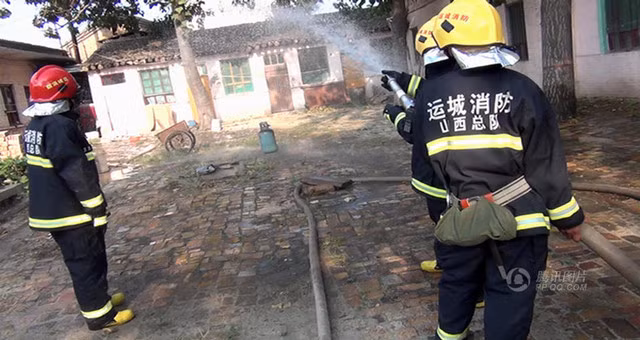 Trong khi đó, các đồng đội của anh vẫn đang khẩn trương cứu chữa nhà in và một số thiết bị quan trọng.