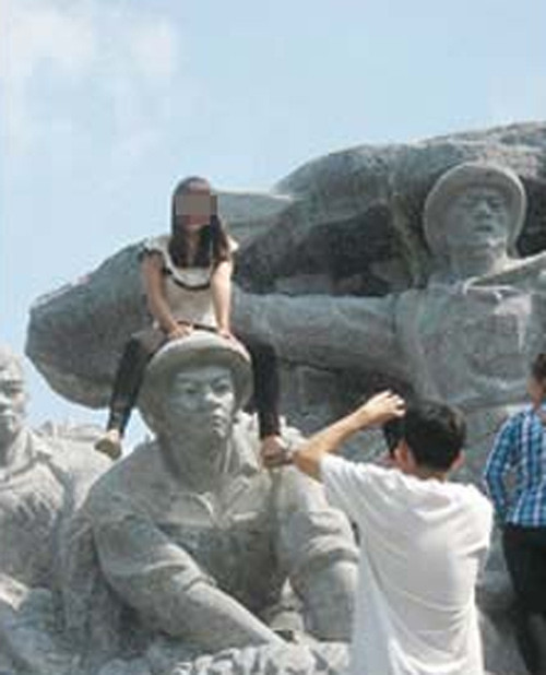 Gây bức xúc hơn là cô gái ngồi lên đầu bức tượng chiến sĩ giải phóng và chụp ảnh. Đó là hành động khó ai chấp nhận được.