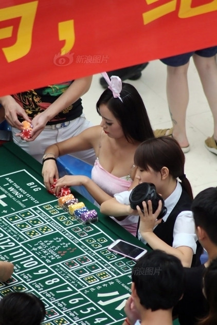 Các cô thỏ này ngoài nhiệm vụ thủ quỹ còn phải trang điểm đậm, ăn mặc gợi cảm theo phong cách các cô thỏ "Bunny sexy".