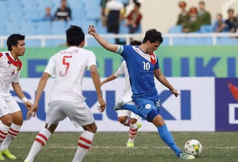 Philip Younghusband là một hiểm họa cho hàng phòng ngự bên phía Việt Nam. Ảnh: TTVN.