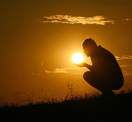 Châm điếu thuốc.