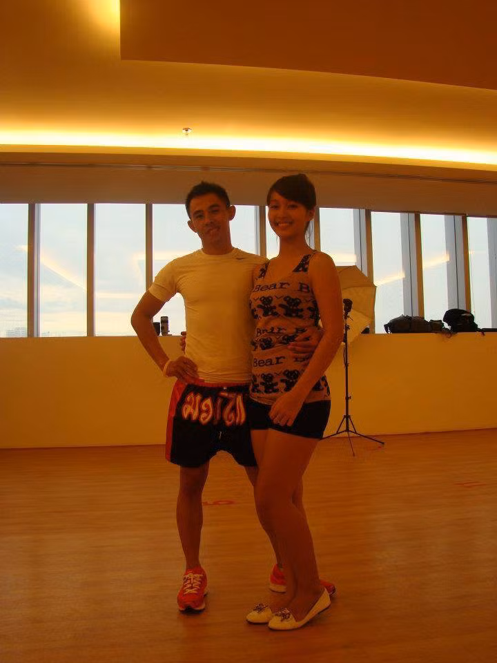 Ngoài việc choáng váng với tuổi tác "tình cũ tin đồn" của Khả Ngân, cư dân mạng không khỏi bất ngờ trước nhan sắc xưa cũ của boxing girl. Khả Ngân trước đây có vòng hai ngấn mỡ, khuôn mặt bầu bĩnh và cặp chân "khủng". Eo on, cằm V-line đã hoàn toàn biến mất.